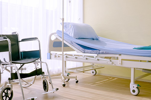 Krankenhausbett und Rollstuhl