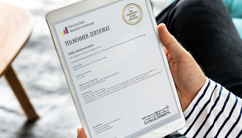 weiterbildung-idd-zertifikat Versicherungsmakler folgt einem Onlineseminar auf seinem Rechner.